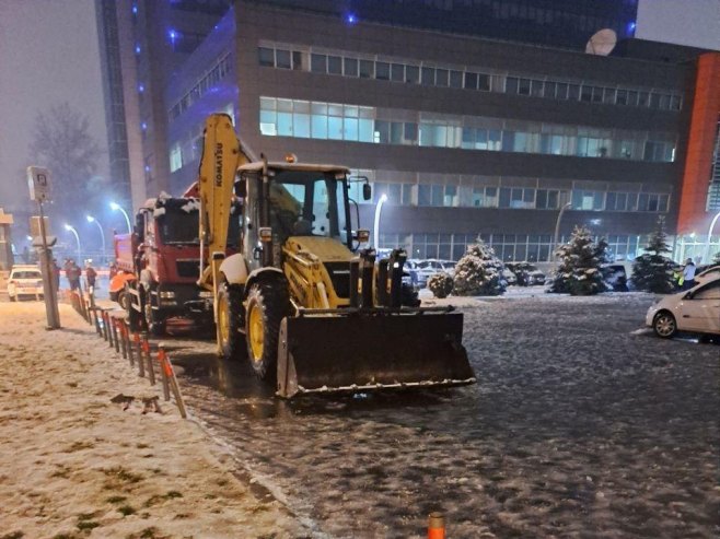 Stanivuković pokušao da blokira parking kod Vlade - bagerom na policiju, uhapšen bagerista (FOTO)