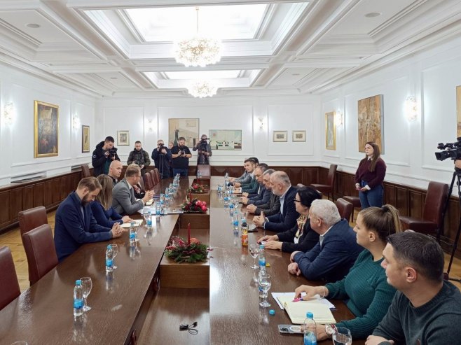 Stanivuković sa odbornicima i poslanicima - Foto: RTRS