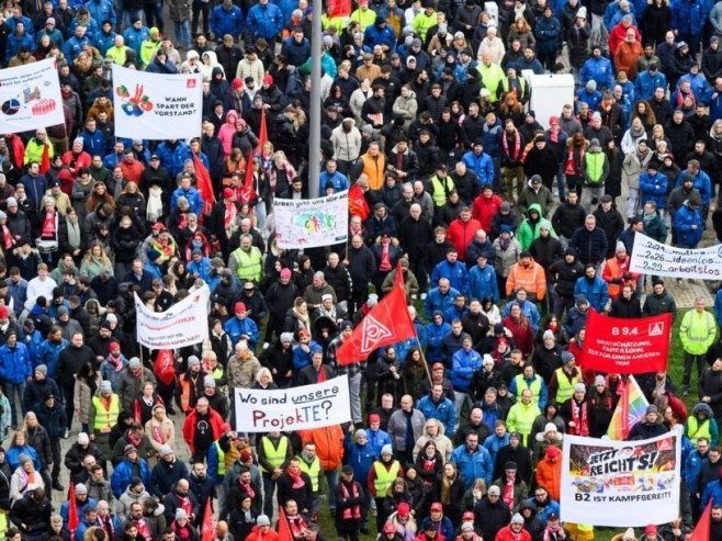 Protest ispred Folksvagena (Foto: EPA-EFE/JULIAN STRATENSCHULTE, ilustracija) - 