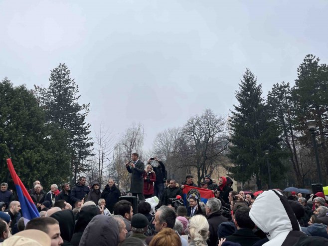 Okupljeni protestanti ispred NSRS - Foto: RTRS