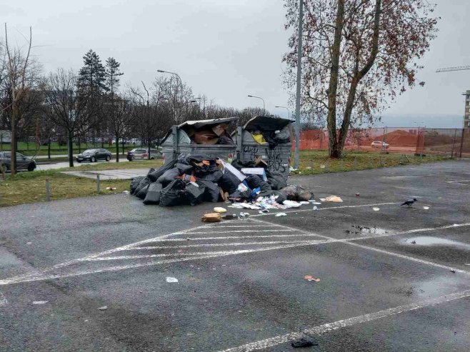 Smeće na parkingu - Foto: RTRS