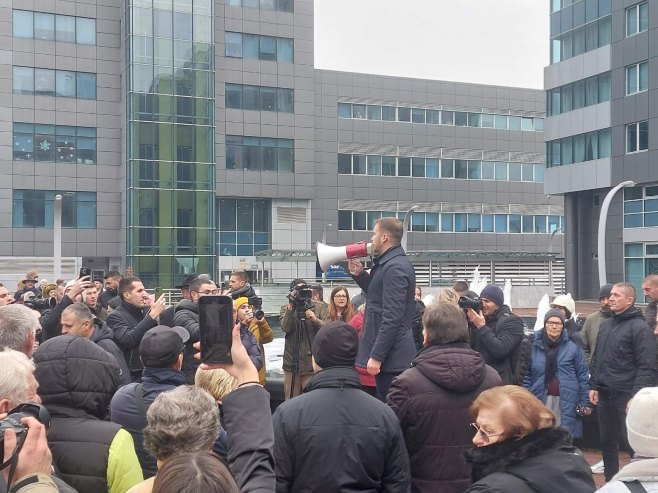 Protesti ispred zgrade Vlade - Foto: RTRS