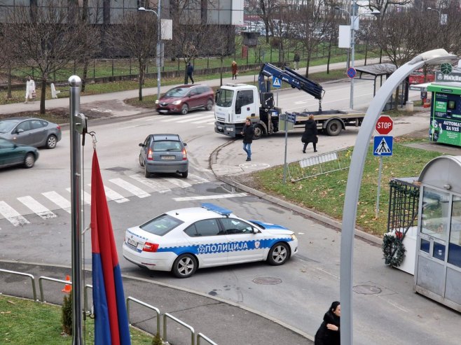 Pomjereno "pauk" vozilo sa Trga Republike - Foto: RTRS