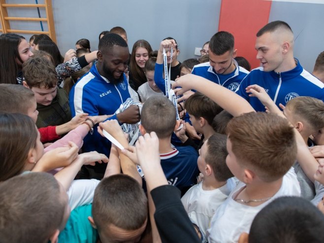 FK Radnik u posjeti OŠ "Јovan Dučić" Patkovača - Foto: RTRS