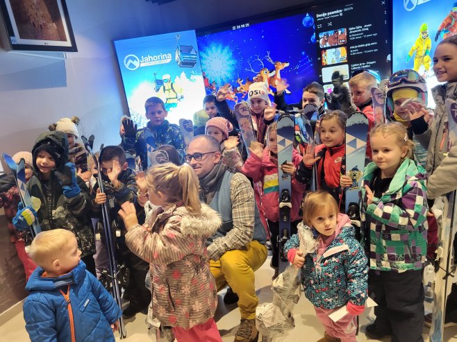 Јahorina, mališanima podijeljeno 25 pari skija - Foto: SRNA