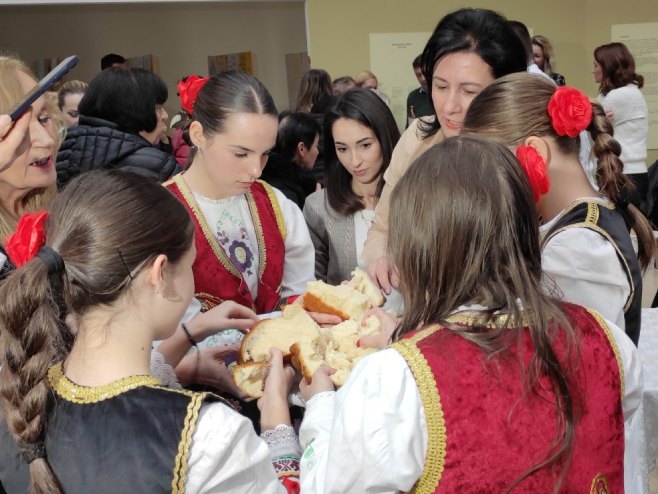 Festival božićnog kolača "česnica" okupio učesnike iz Srpske i Srbije