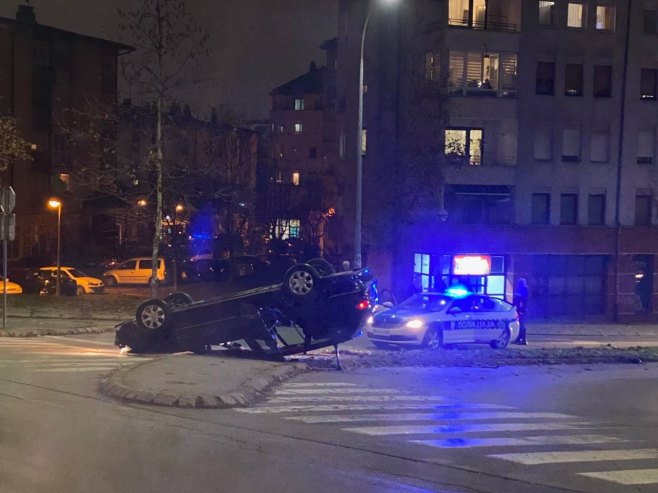 Saobraćajna nezgoda u Banjaluci; Auto završilo na krovu