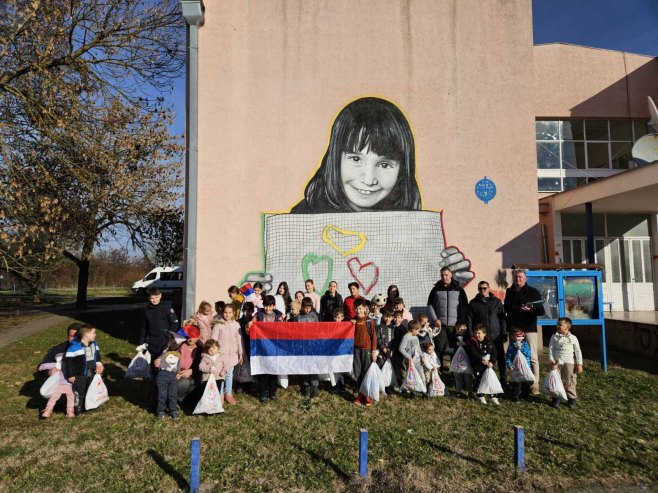 Podjela paketića na KiM - Foto: SRNA