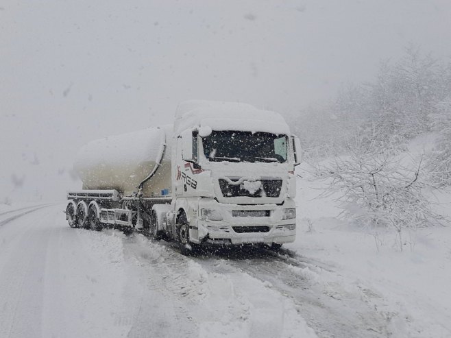 Na prevoju Lanište zbog snijega zaustavljeno više kamiona (FOTO)