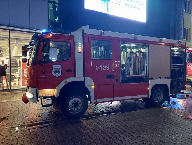 Požar u prodavnici odjeće u centru Banjaluke (FOTO)