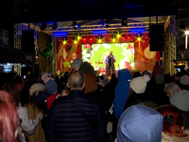 U susret praznicima u Doboju otvorena "Zimska čarolija" (FOTO/VIDEO)