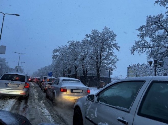 Gužva u saobraćaju zbog snijega u Banjaluci (FOTO)