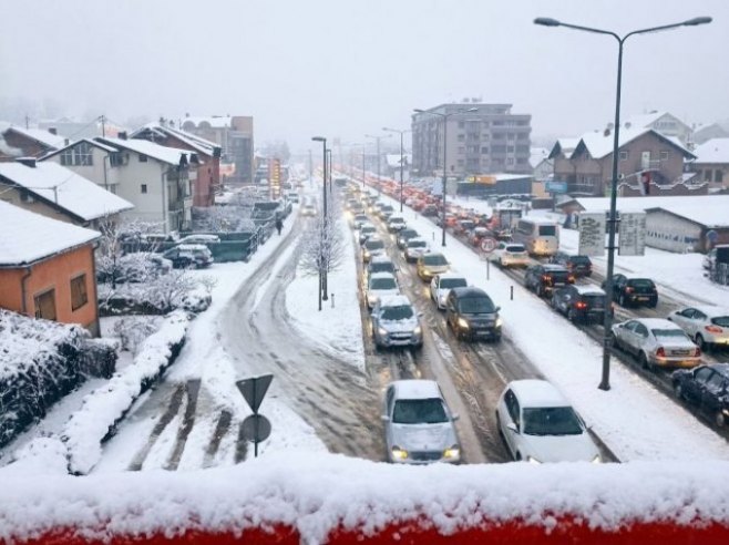 Neočićšen snijeg u Banjaluci izazvao potpuni kolaps u saobraćaju (FOTO)