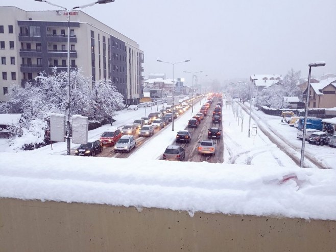 Snijeg okovao veći dio Srpske - kolaps na putevima, domaćinstva bez struje, obustavljena nastava u pojedinim mjestima (FOTO/VIDEO)