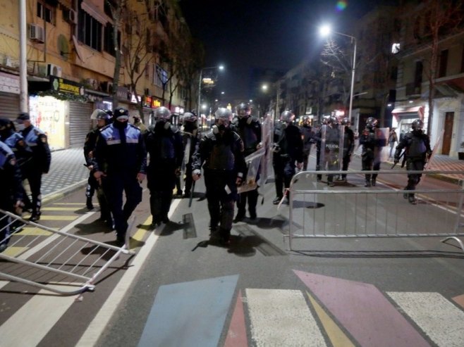 Opozicija blokirala glavne ulice u Tirani, traže Raminu ostavku (VIDEO)