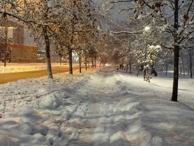 Sunčano i vjetrovito, večeras ledena kiša