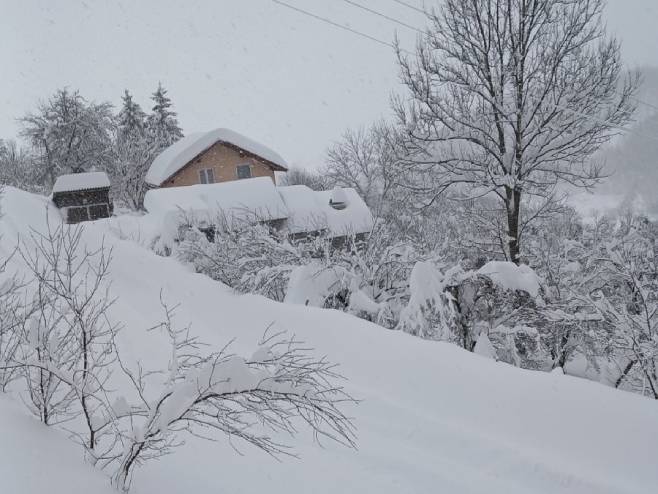 Kneževo odsječeno od svijeta, visina snijega 120 centimetara (FOTO)