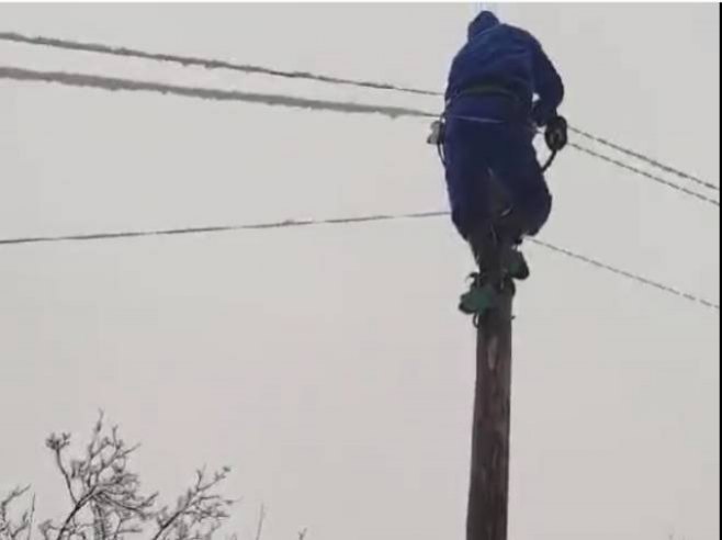 Nadljudski napori radnika Elektro-Bijeljine na Majevici (VIDEO)