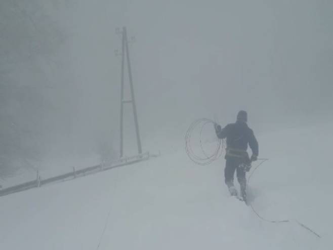 Ekipe Elektro-Bijeljine na Majevici - Foto: RTRS