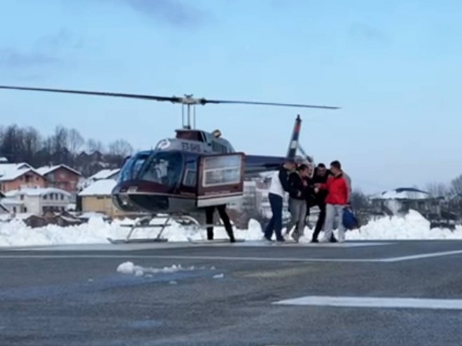 Helikopterski servis Srpske transportovao pacijenta iz Drvara koji je zavejan snijegom (VIDEO)