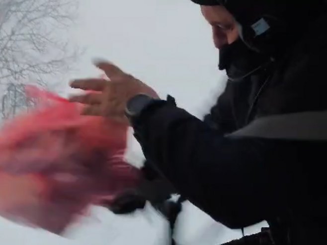 Helikopterski servis dostavio hranu, vodu i lijekove zavejanima na Manjači (VIDEO)