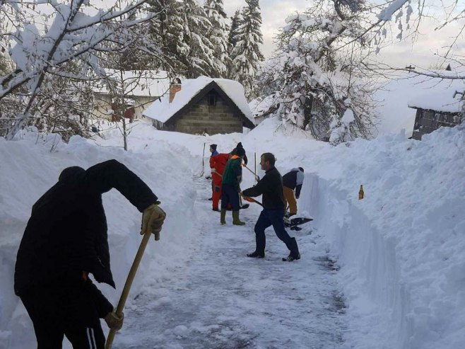 Srpska se peti dan bori s posljedicama snježnih padavina; U Kneževu putevi blokirani