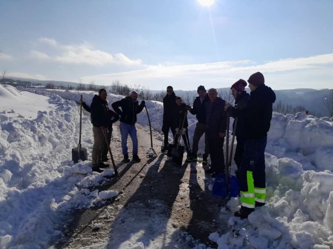 Nadljudski napori svih službi da pročiste puteve do sela u mrkonjićkoj opštini (FOTO)