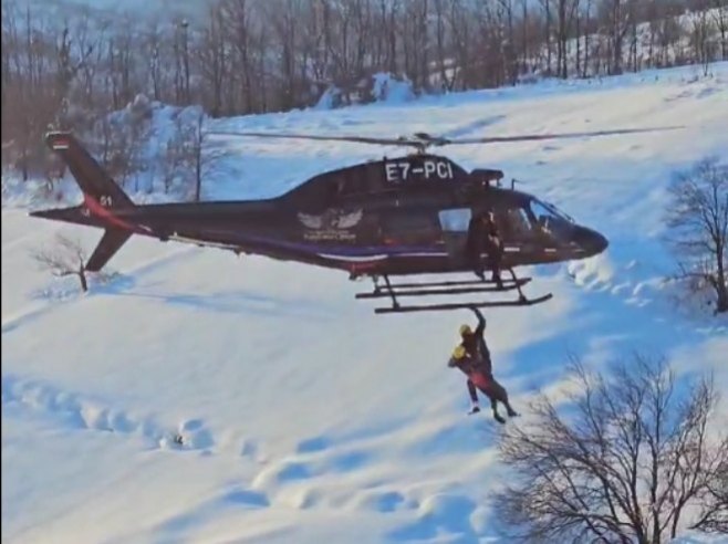 Helikopterom evakuisan muškarca sa promrzlinama iz Bastasa (VIDEO)