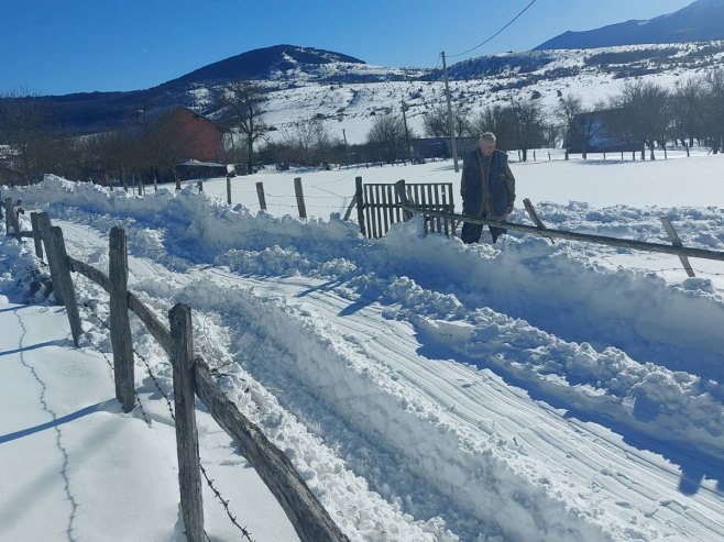 Teške mašine uspjele da dođu do najudaljenijih mještana drvarskog sela Poljice