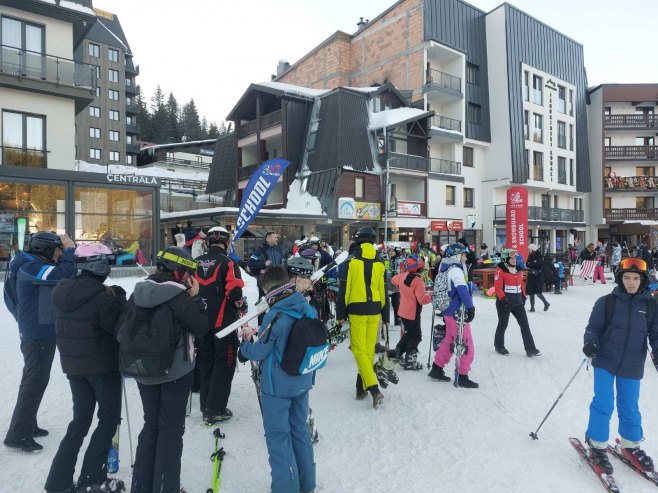 Odlična sezona na Јahorini - preko 60.000 skijaša i bordera sa ostvarenih oko 500.000 prolaza (FOTO)