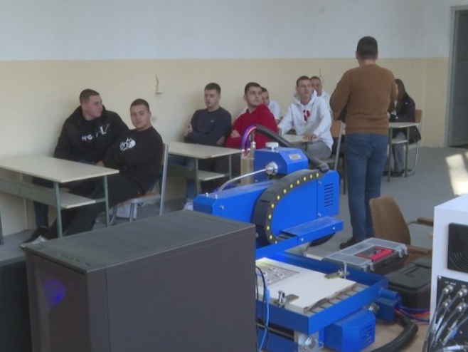 Stručna škola u Derventi modernizovala kabinet za CNC tehničare (VIDEO)