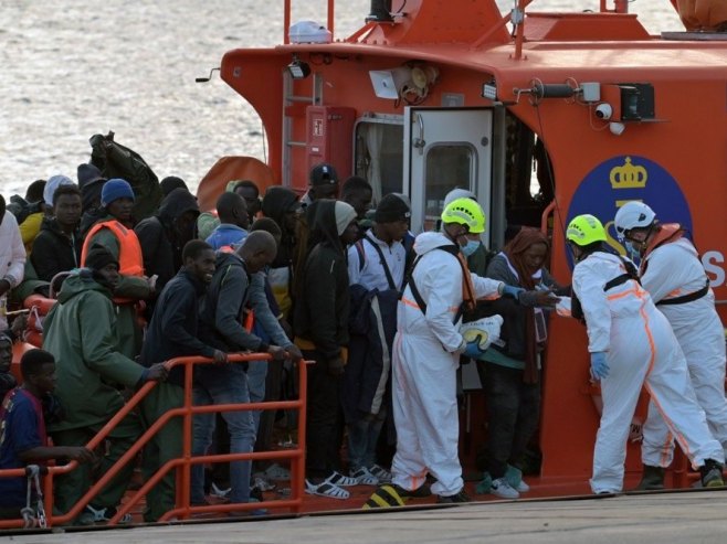 Migranti (Foto: EPA/GELMERT FINOL) - 