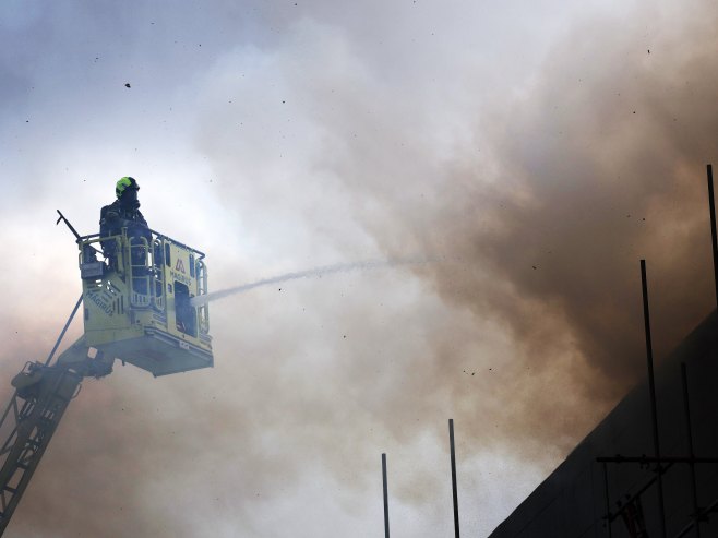 Vatrogasac (Foto: EPA-EFE/ANDY RAIN/ilustracija) - 