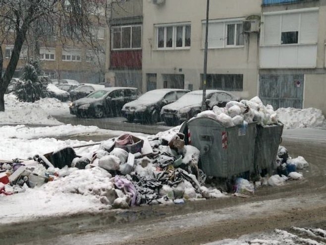 Novi snijeg u Banjaluci, a ni stari nije očišćen; Sela bez struje, trotoari pod ledom, a kontejneri pod smećem (VIDEO)