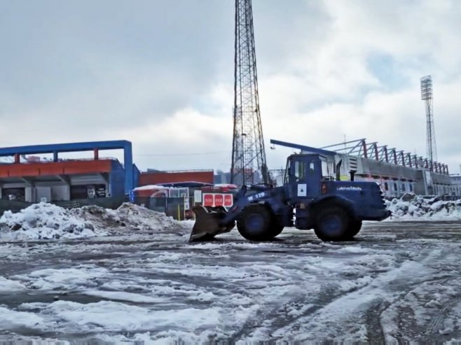 Nakon nekoliko dana počelo čišćenje parkinga ispred zgrade RTRS (VIDEO)