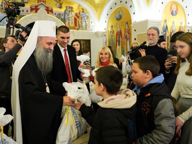 Patrijarh Porfirije dijelio božićne paketiće (foto: TANJUG/ JADRANKA ILIĆ - 