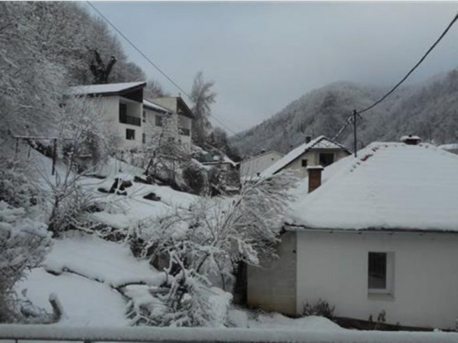 Lokalni putevi teško prohodni, nekoliko sela bez struje