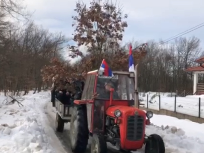 Badnjak u Osječanima kod Doboja - Foto: RTRS