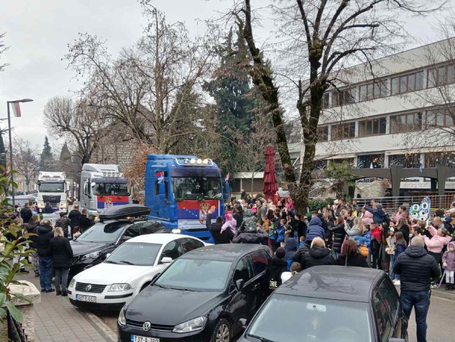 Badnji dan u Bileći: Defile kamiona okićenih badnjacima i zastavama (FOTO/VIDEO)