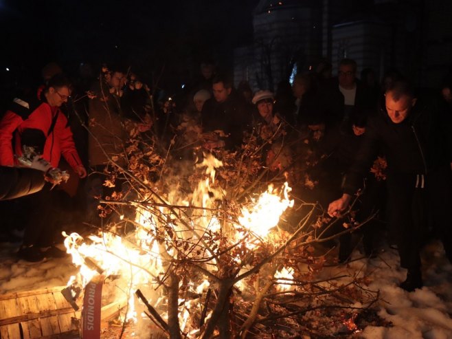 Banjaluka: Nalaganje badnjaka u porti Crkve Svete Trojice uz prisustvo mnogobrojnih vjernika (FOTO)