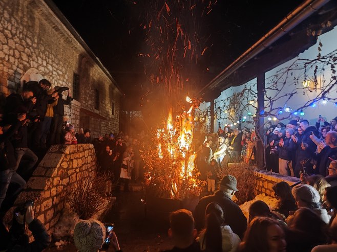 Naložen badnjak u staroj crkvi na Baščaršiji