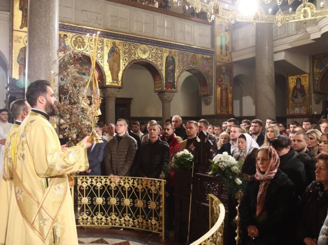 Uz zvona na svim pravoslavnim hramovima tačno u ponoć vjernici dočekali Božić (FOTO)