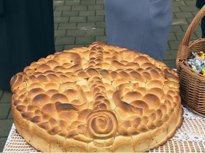 Tradicionalno lomljenje česnice sa zlatnikom u banjalučkom naselju Starčevica (VIDEO)