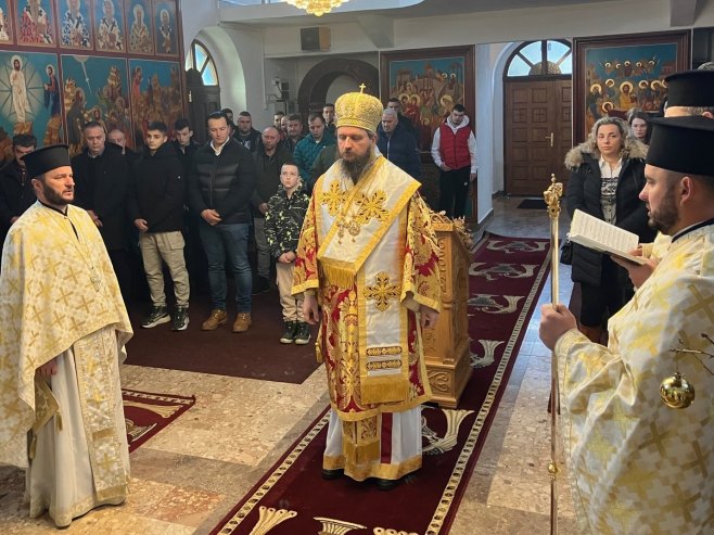 Služena božićna liturgija u Bosanskom Petrovcu (FOTO/VIDEO)