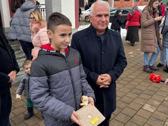 Lomljene česnice sa zlatnikom - učiti djecu pravoslavnim običajima i tradiciji (VIDEO)