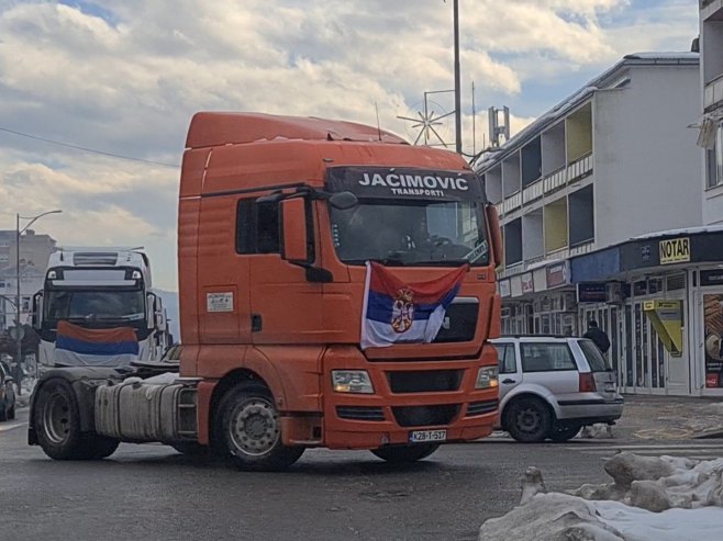 U Doboju kamioni defilovali kroz grad, najmlađima podijeljeni paketići (FOTO)