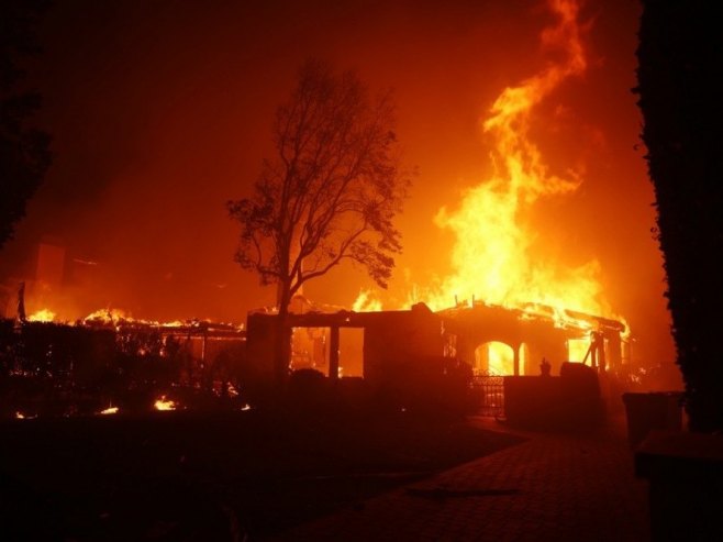 Los Anđeles - požar (Foto:  EPA/ALLISON DINNER) - 