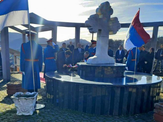 Polaganje vijenaca na Spomen kosturnicu - Foto: RTRS