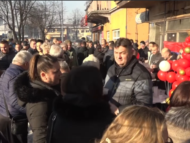 Građani Teslića na tradicionalnom druženju u susret 9. januaru (foto: banjaluka.net) - 