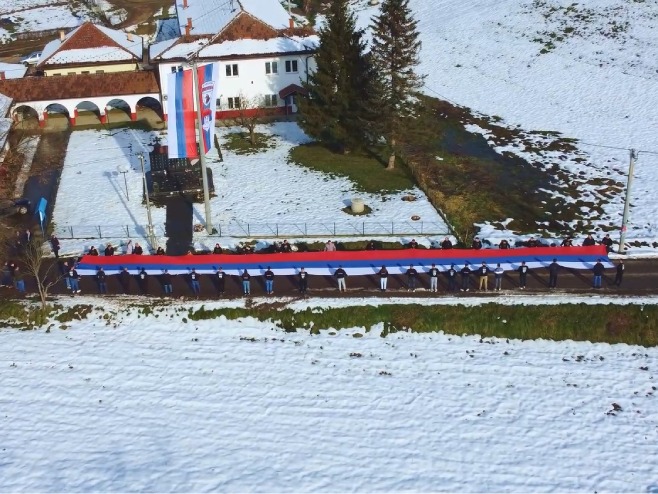 Dan Republike dočekan u Dugom Polju uz vatromet i bakljadu (VIDEO)